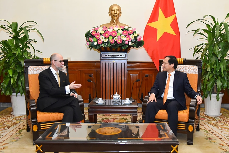 Le ministre des AE Bui Thanh Son reçoit l ambassadeur du Canada au Vietnam